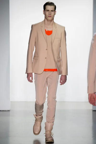 Look 16